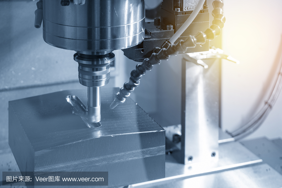 數控銑床采用可轉位半徑立銑刀對模具零件進行粗加工。